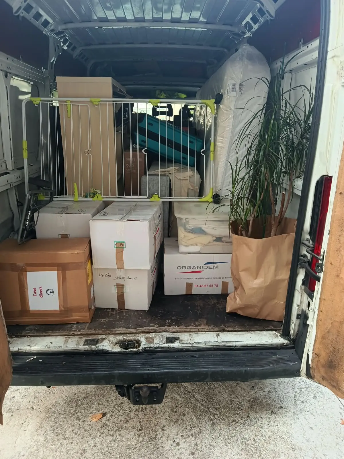 Meubles et cartons chargés dans un utilitaire