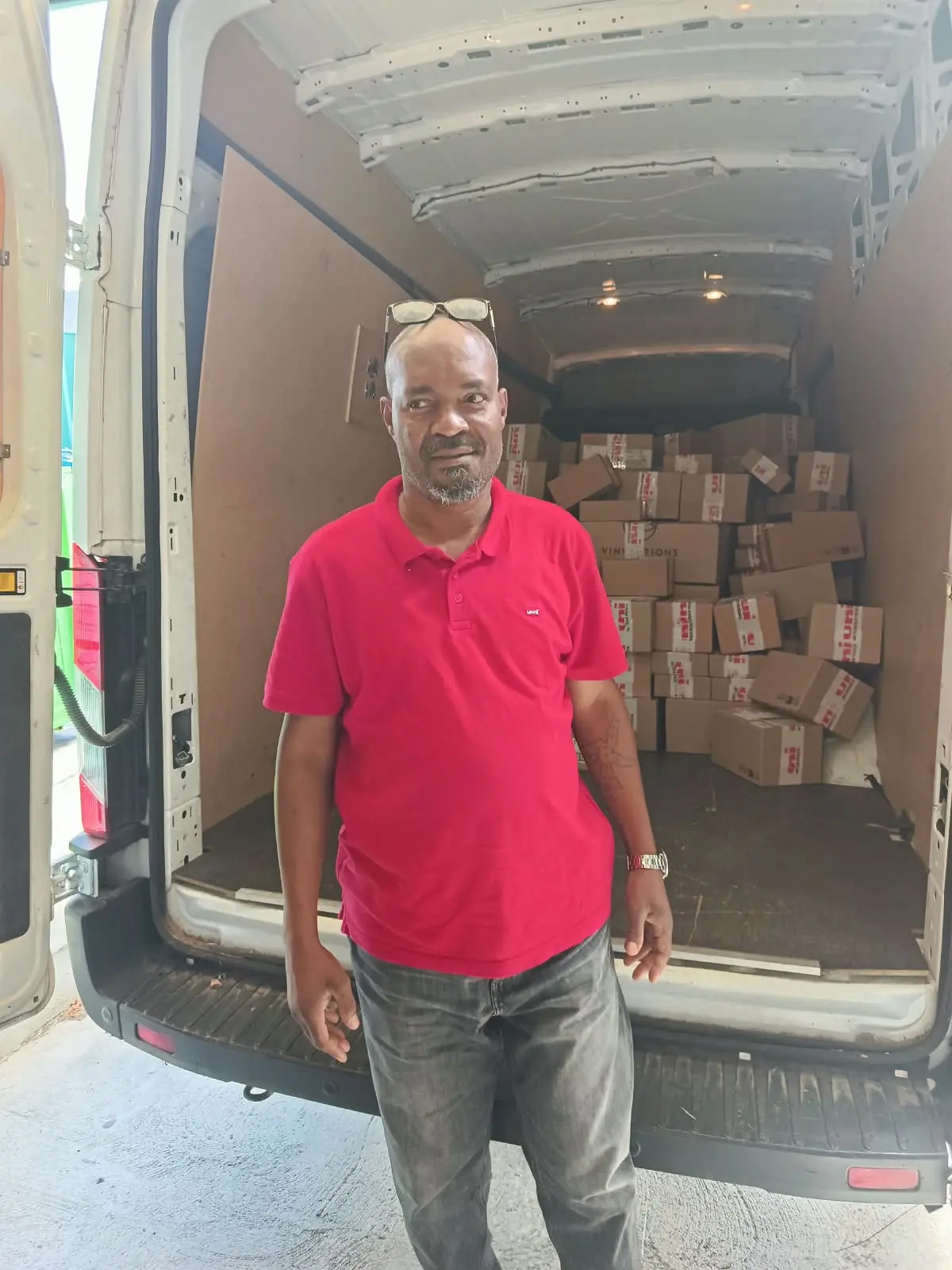 Fernand devant un utilitaire chargé de cartons