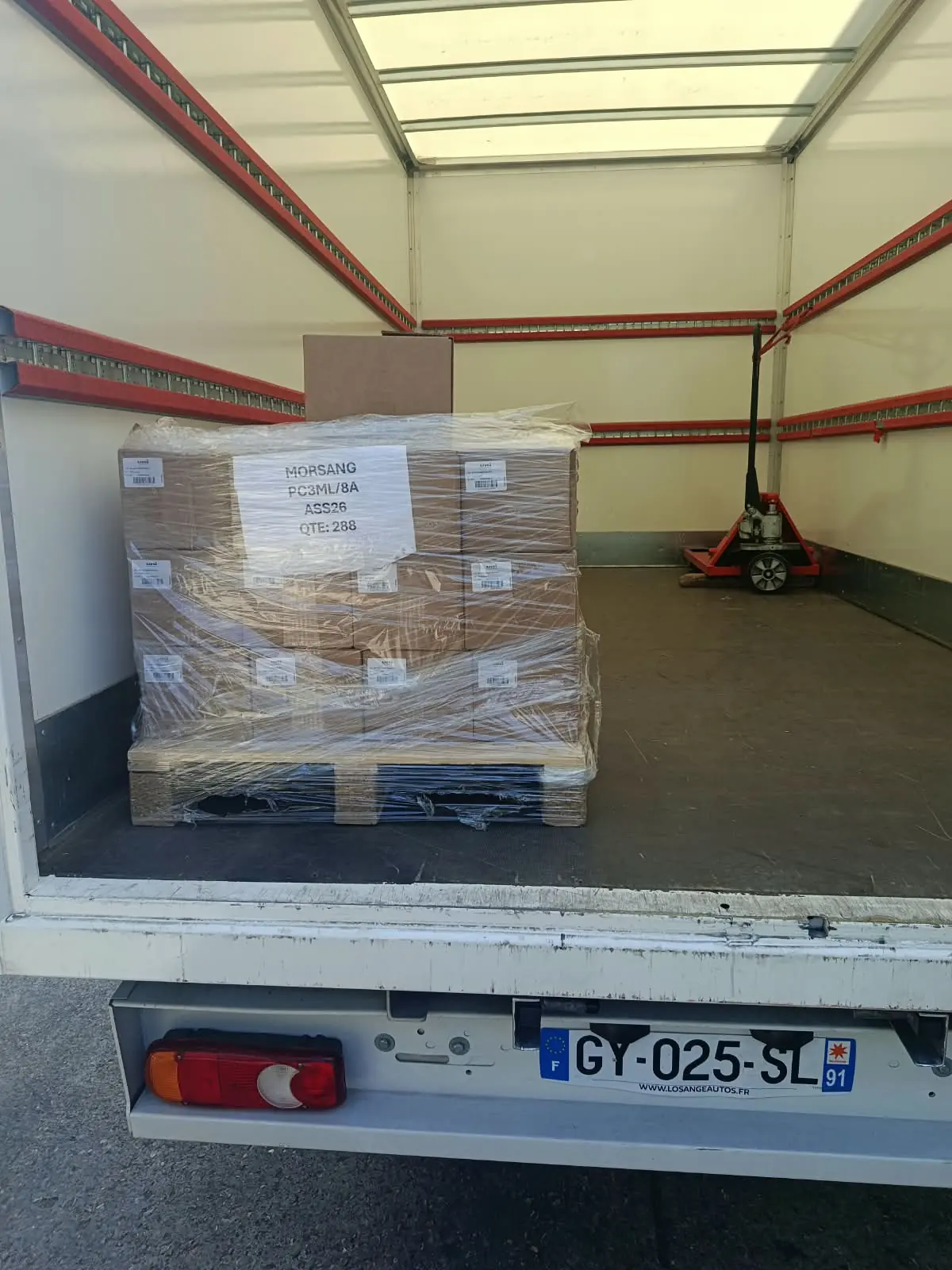 Palette de cartons chargée dans un camion